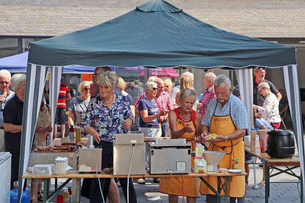 Vor allem zur Mittagszeit war der Imbiss-Stand beim Sommer-Fest der Kolpingsfamilie Wickede (Ruhr) dicht umlagert und die ehrenamtlichen Helfer hatten viel Arbeit bei der Hitze. FOTO: ANDREAS DUNKER
