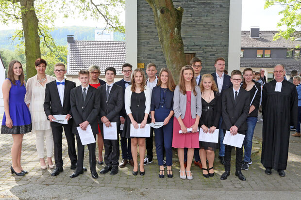 Die Konfirmanden mit Pfarrer Dr. Christian Klein, den Presbyterinnen Eva Berneis und Ulrike Freund sowie den Betreuern Ayleen  Reiners, Andy Schröder und Manuela Hill an der Christus-Kirche in Wickede FOTO: ANDREAS DUNKER