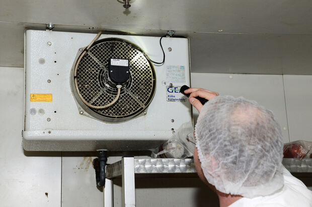 Ein prüfender Blick auf die Lüftungsanlage im Kühlraum gibt den Lebensmittelkontrolleuren Auskunft über die Wartung und Reinigung der Anlage. FOTO: JUDITH WEDDERWILLE / KREIS SOEST 