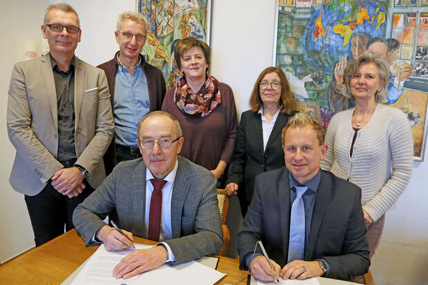 Der Werler Bürgermeister Michael Grossmann (vorne, links) und Fachbereichsleiter  Christian Wiese (vorne, rechts) von der Gemeinder Wickede (Ruhr) unterzeichneten als Vertreter der kommunalen Schulträger den Kooperationsvertrag zwischen der Sälzer-Sekundarschule der Stadt Werl und der Sekundarschule der Gemeinde Wickede (Ruhr). Hinterere Reihe (von links): der Werler Bildungs-Abteilungsleiter Ingo Knipping, der Wickeder Sekundarschulleiter Peter Zarnitz, Fachbereichsleiterin Susanne Modler von der Gemeinde Wickede (Ruhr), Fachbereichsleiterin Iris Bogdahn von der Stadt Werl und Schulleiterin Gabriele Fuhlrott von der Sälzer-Sekundarschule. FOTO: ANDREAS DUNKER