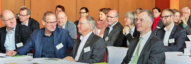 Vertreter der neuen LEADER-Regionen aus ganz Nordrhein-Westfalen und weitere Interessierte trafen sich im Bürgerhaus in Wickede. Mit dabei: NRW-Umwelt- und Landwirtschaftsminister Johannes Remmel (rechts) und Wickedes Bürgermeister Dr. Martin Michalzik (2. von links). FOTO: ANDREAS DUNKER