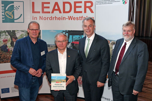 Bürgermeister Dr. Martin Michalzik (links) bei einer LEADER-Veranstaltung zusammen mit dem zuständigen NRW-Minister Johannes Remmel (3. von links) ARCHIVFOTO: ANDREAS DUNKER