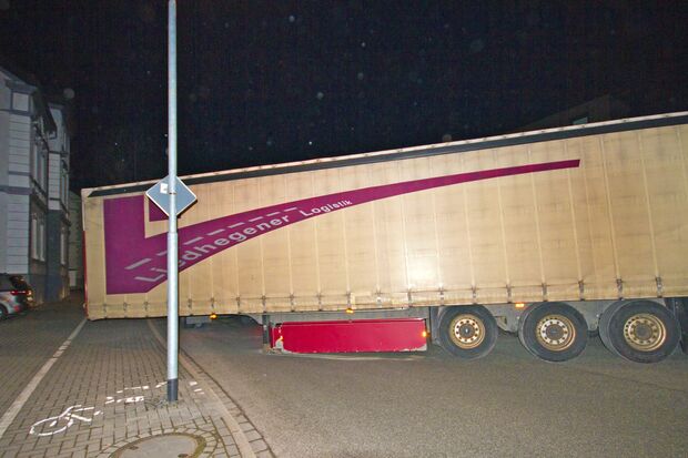Der verlorene Sattelauflieger stand quer zur Fahrbahn und blockierte die Hauptstraße sowie den angrenzenden Radweg für zirka 40 Minuten. FOTO: MICHAEL MECHTOLD