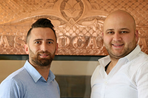 Die Cousins und Gastronomen Hüseyin Ceylan (33) und Hakan Üstün (30) wollen das Restaurant „La Posta“ an der Hauptstraße in Wickede mit türkischer Küche neu beleben und auch weiterhin italienische Pasta und Pizza anbieten. FOTO: ANDREAS DUNKER