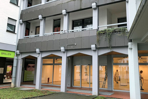 Handwerker eines örtlichen Malerbetriebes renovieren derzeit das leer stehende Ladenlokal zwischen Rathaus und Brillen Rottler, wo bislang die NKD-Filiale war.