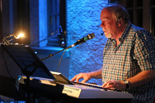 Dr. med. Uwe Klaus Stücker sorgte an seinem Keyboard und mit seiner Stimme für eine sanfte Hintergrundmusik. FOTO: ANDREAS DUNKER