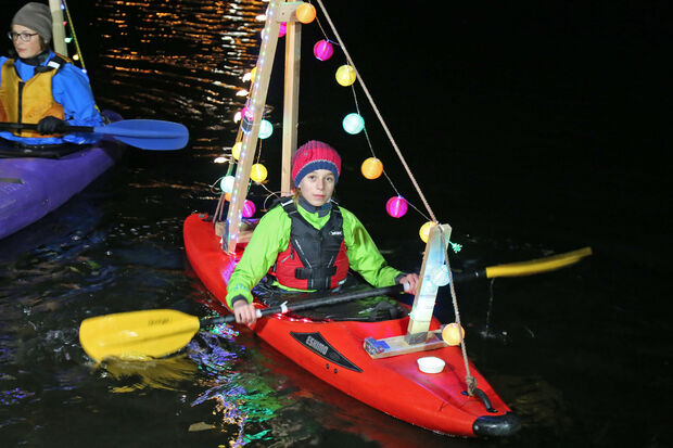 Mit Lichterketten, Lampions und leuchtenden Luftballons hatten die Paddler ihre Kanus illuminiert. FOTO: ANDREAS DUNKER