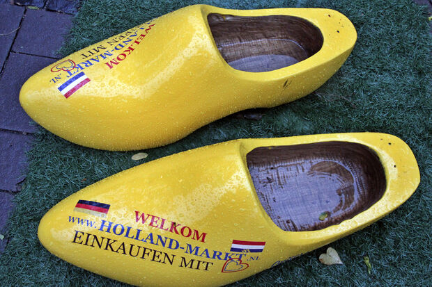 In den überdimensionalen niederländischen "Klompen" (Holzschuhen) beim "Holland-Markt" astand nach dem Regen das Wasser. FOTO: ANDREAS DUNKER