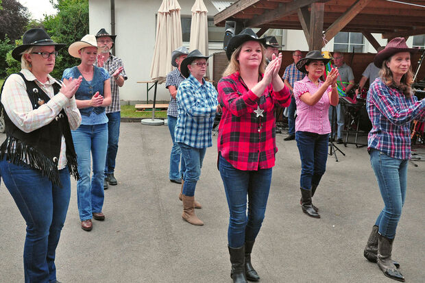 Die Line-Dancer-Gruppe des Country- und Western-Clubs "Colorado" beim Sommerfest der Ruhrtalklinik FOTO: DOMINIK PIEPER