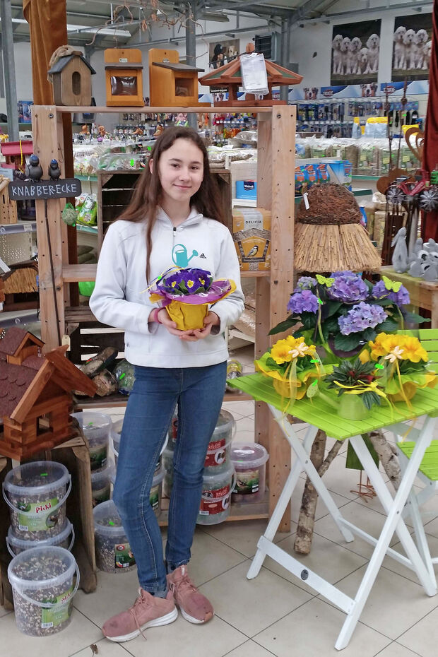 Praktikantin Lisa Marie Wiedwald aus der Klasse 9 c im "Grünen Warenhaus" der Familie Arndt in Wickede FOTO: SEKUNDARSCHULE