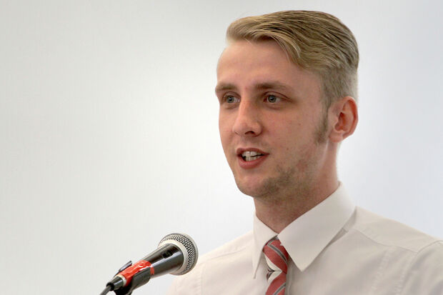 Der ehemalige Gerken-Schüler Christian Luig erzählte aus seiner Schulzeit. Zudem sorgte er für die musikalische Begleitung der Veranstaltung am Klavier. Unter anderem mit einer eigens zu dem Anlass komponierten Melodie. FOTO: ANDREAS DUNKER