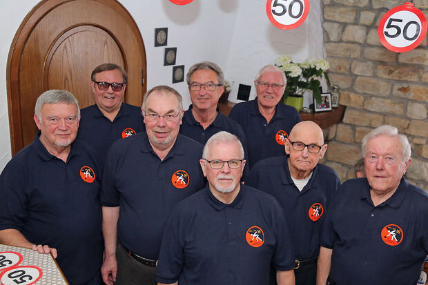 Die Kegelbrüder des Männer-Clubs „Immer auf Zack“ bei der Feier ihres „Goldenen Jubiläums“. Vordere Reihe, von links: Günter Schwarzkopf, Herbert Schäfer, Günther Kies, Günter Kretzer und Walter Wichmann. Hintere Reihe, von links: Helmut Bäcker, Konrad Gluschke und Rolf Prünte FOTO: ANDREAS DUNKER