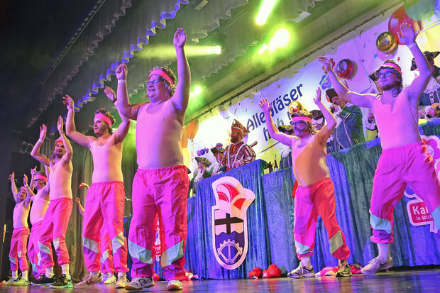 Das Kolping-Männerbalett in rosa Jogging-Anzügen und mit rosa Stirnschweißbändern FOTO: ANDREAS DUNKER