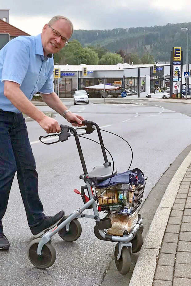 Bürgermeister Dr. Martin Michalzik (CDU) posierte für ein Foto kürzlich selbst in der Ortsmitte mit dem Rollator seines Vaters. ARCHIVFOTO: GEMEINDE WICKEDE (RUHR)