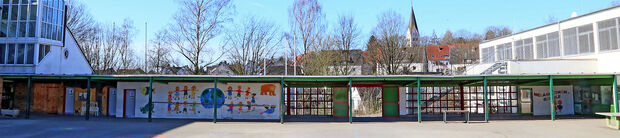 Die halboffene Pausenhalle der Melanchthon-Grundschule mit den Toiletten-Anlagen im Außenbereich wurde inzwischen abgerissen. ARCHIVFOTO: ANDREAS DUNKER