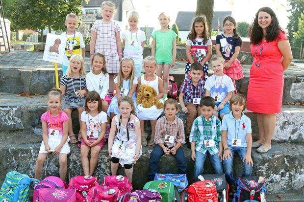 Die Klasse 1a der Melanchthon-Grundschule mit Konrektorin und Klassenlehrerin Giovanna Ferrara FOTO: ANDREAS DUNKER