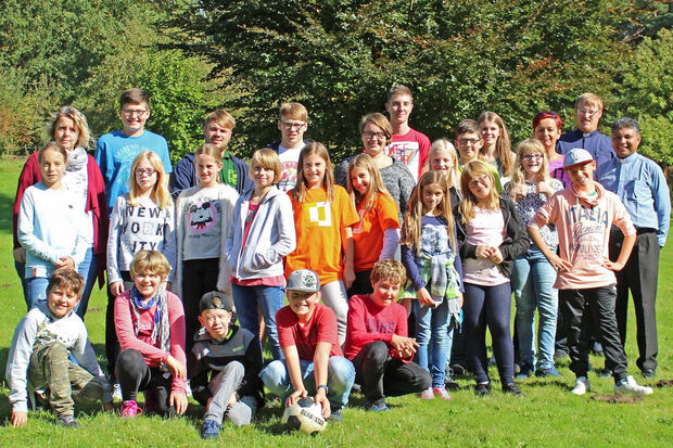 Die Messdiener mit ihren Betreuern FOTO: PRIVAT