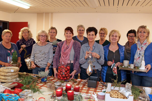 Die fleißigen Frauen, die die Deko-Artikel für die Advents- und Weihnachtszeit basteln. Der Erlös des Projektes ist für die christliche Mission bestimmt. FOTO: ANDREAS DUNKER
