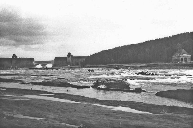Die zerstörte Sperrmauer und aus auslaufende Wasser des Möhnesees am 17. Mai 1943 ARCHIVFOTO