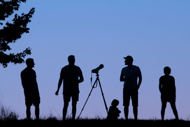 Ausgerüstet mit Digitalkamera, Teleobjektiv und Stativ warteten einige Hobby-Fotografen auf den richtigen Zeitpunkt um Fotos vom "Blutmond" über dem Ruhrtal zu machen. Eltern verfolgten das Phänomen mit ihren Kindern. FOTO: ANDREAS DUNKER