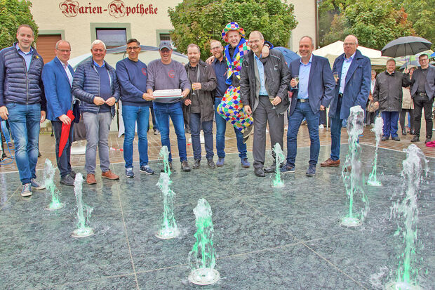 Werls Bürgermeister Torben Höbrink (CDU), Wickedes Bürgermeister Dr. Martin Michalzik (CDU) als Vorsitzender der Leader-Region "Börde trifft Ruhr", Eckhard Uhlenberg als Präsident der NRW-Stiftung, Salvatore Zaccheddu als Vorsitzender des Werler Wirtschaftsrings, Stefan Kümpel vom Wirtschaftsring, die Architekten Roland Heim und Nils Oetterer, Johannes Langschmidt als Clown sowie  Christoph Wimmeler, Ludger Pöpsel und Jens Lücke vom Verein „Historischer Stadtkern Werl“ FOTO: ANDREAS DUNKER