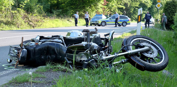 Das kollidierte Motorrad am Rande der Bundesstraße 7 in Schwitten – Im Hintergrund: Polizei-Beamte bei der Unfall-Aufnahme.