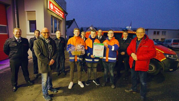 Vordere Reihe, von links: Gemeinderatsmitglied Norbert Spieth (SPD) mit den Jugendfeuerwehr-Mitgliedern Ryan Kimna (15), Robin Finke (14) und Merlin Breckheimer (15) sowie Bürgermeister Dr. Martin Michalzik (CDU) – Hintere Reihe, von links: Jugendfeuerwehrwart Nils Schober und sein Stellvertreter Lars Schober, stellvertretender Feuerwehrleiter Gemeindebrandinspektor Sascha Seidel sowie die Feuerwehrmänner und Jugendbetreuer Bernhard Wiech, Hendrik Roos und Lenard Nolte FOTO: ANDREAS DUNKER