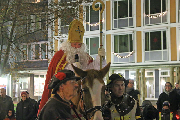 Der heilige Mann auf dem Marktplatz vor dem Wickeder Rathaus FOTO: ANDREAS DUNKER