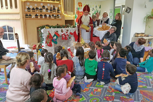 Der "Nikolaus" zu Besuch bei den Kindern in der Zentralen Unterbringungseinrichtung für Flüchtlinge in Wimbern ARCHIVFOTO: ZUE