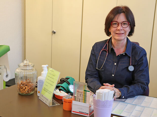 Allgemeinmedizinerin Olga Tubbesing (50) zieht Mitte des Jahres in neue Praxis-Räumlichkeiten ins ehemalige Ladenlokal des Damen-Moden-Geschäftes Manfred Schultz um. Sie sagt: „Ärzlicher Nachwuchs ist schwer zu bekommen!“ FOTO: ANDREAS DUNKER