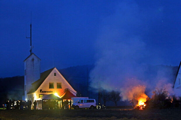 Osterfeuer der Feuerwehr-Löschgruppe Wimbern am dortigen Gerätehaus ARCHIVFOTO: ANDREAS DUNKER