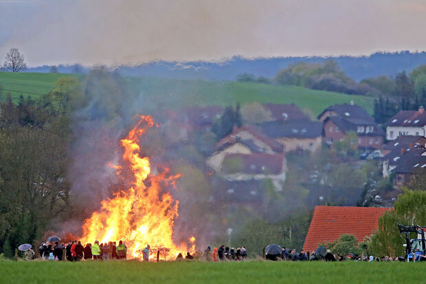 Die Flammen des Osterfeuers in Wiehagen züngelten zig Meter hoch. Die Luft über der Haar flirrte von der Hitze. Im Hintergrund die Wohnsiedlung von Wiehagen. FOTO: ANDREAS DUNKER