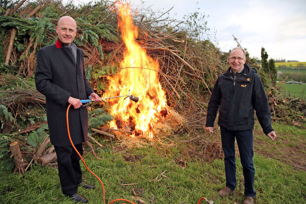 Der katholische Pfarrer Thomas Metten und sein evangelischer Amtsbruder Dr. Christian Klein entzündeten das große Osterfeuer des Vereins Dorf Wiehagen auf der Haar. FOTO: ANDREAS DUNKER