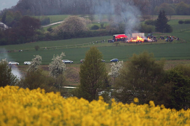 Blick über ein blühendes Rapsfeld auf das Gelände von Landwirt Antonius Neuhaus mit dem Wiehagener Osterfeuer. FOTO: ANDREAS DUNKER