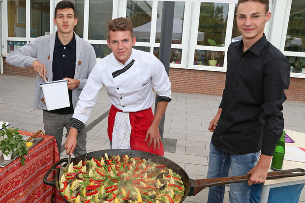 Die geladenen Gäste konnten sich am Grill-Buffet oder mit Paella frisch aus der Pfanne des angehenden Kochs und bisherigen Gerken-Schülers Lucien Gabrecht und seiner Kameraden sättigen. FOTO: ANDREAS DUNKER