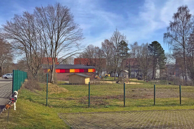 Der Bauplatz für das neue Pfarrheim der katholischen Kirchengemeinde zwischen Gotteshaus, Friedhof, Kindergarten und Vikarie in Wickede FOTOS: ANDREAS DUNKER