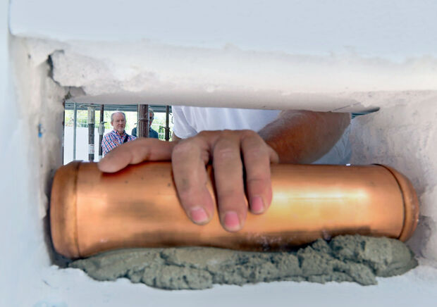 Mit Mörtel wird die Kupferkapsel in die Wand eingemauert. FOTO: ANDREAS DUNKER