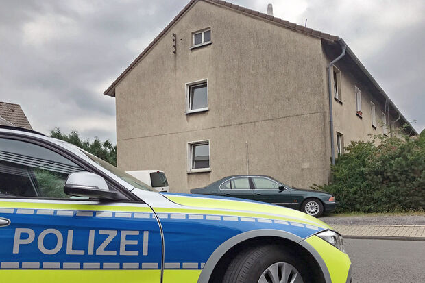 Die kommunale Obdachlosen-Unterkunft an der Erlenstraße in Wickede mit einem Streifenwagen der Polizei FOTO: ANDREAS DUNKER
