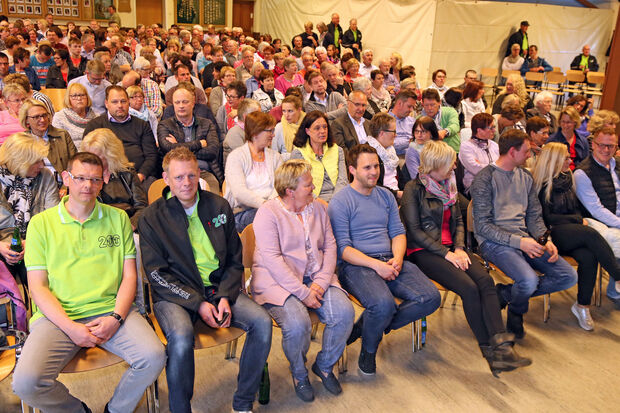 Kabarett-Veranstaltung der Schützenbruderschaft St. Vinezentius in der Gemeindehalle in Echthausen – im Vordergrund links: Schützenoberst Stefan Reszel und Schriftführer Thorsten Donner ARCHIVFOTO: ANDREAS DUNKER