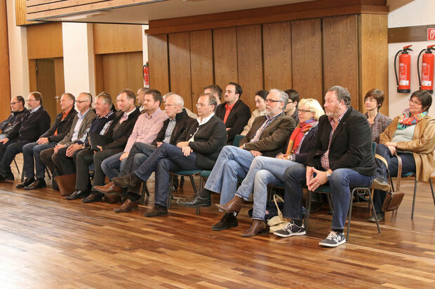 Bei der pflichtmäßigen Ausschusssitzung vor der Sondersitzung des Gemeinderates saßen auch viele Parlamentarier mit im Publikum. Danach waren es nur noch zirka 15 Gäste, die die Ratssitzung verfolgten. FOTO: ANDREAS DUNKER