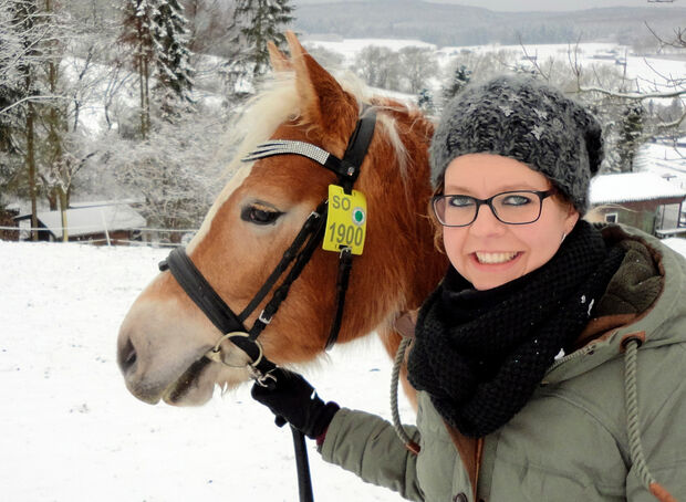 Silvia Draband hat für ihre Laika die neue Reitplakette bereits erworben. So steht einem Ausritt in Wald und Flur nichts im Wege. FOTO: MIRKO HEIN / KREIS SOEST 