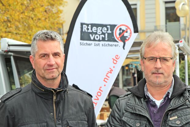 Die Kriminalhauptkommissare Andreas Göbel und Ulrich Spurzem (von links) am Informationsstand "Riegel vor! Sicher ist sicher." auf dem Wickeder Wochenmarkt.  ARCHIVFOTO: ANDREAS DUNKER