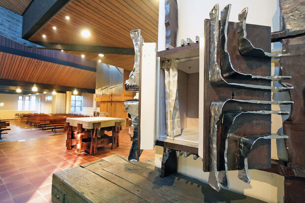 Tabernakel und Altar sind leer geräumt. Der bisherige sakrale Raum dient nach der Profanierung künftig weltlichen Zwecken. FOTO: ANDREAS DUNKER