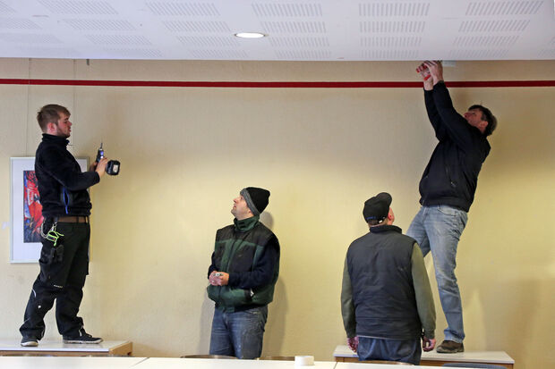 Demontage der Leinwand im Saal des Roncalli-Hauses. Von links: Dennis Kampmann, Patrick Schnapp, Gerhard Rennebaum und Christian Stobbe FOTO: ANDREAS DUNKER