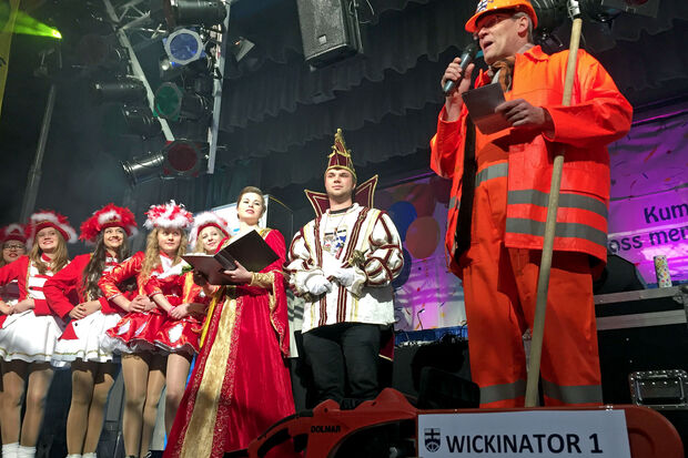 Der Bürgermeister trat in orangener Bauhofkluft als "Wickinator 1" auf FOTO: ANDREAS DUNKER