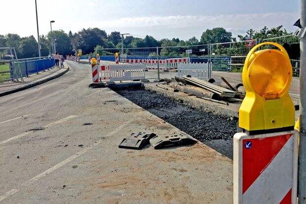 Anfang dieser Woche klaffte noch ein ziemliches Loch in der Fahrbahn der Bundesstraße 63 als Wickeder Zufahrt zur Ruhrbrücke. Auf der Brücke versperrten Baustellen-Baken die Durchfahrt. FOTO: CARINA WESTERWELLE