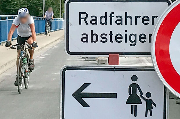 Längst nicht alle Radfahrer steigen beim Überqueren der gesperrten Ruhrbrücke von ihrem Drahtesel ab. FOTO: ANDREAS DUNKER