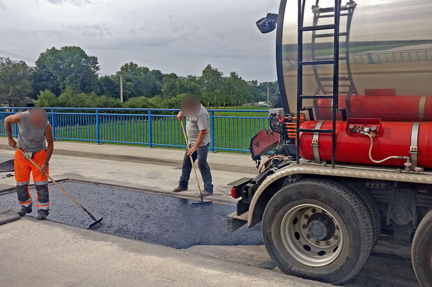 Asphaltierungsarbeiten auf der Wickeder Ruhrbrücke FOTO: MARKUS THURAU