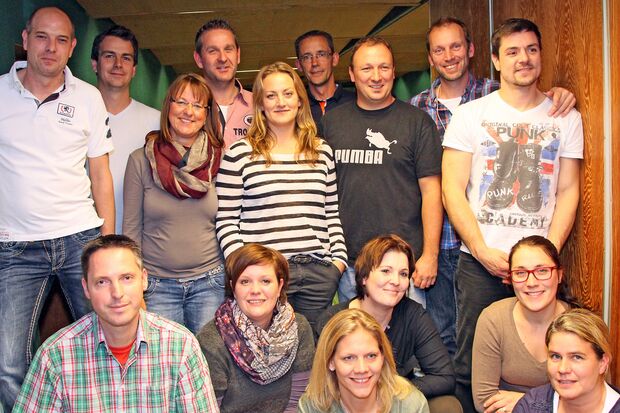 Die „Rumkugeln“ – eine gemischte Gemeinschaft – aus deren Reihen es hieß: Es käme nicht darauf an wie man mit dem Hinterteil beim Kegeln herum wackele sondern wie viele Kegel man tatsächlich zu Fall brächte … Eine gute Erkenntnis! FOTO: ANDREAS DUNKER Die „Rumkugeln“ – eine gemischte Gemeinschaft – aus deren Reihen es hieß: Es käme nicht darauf an wie man mit dem Hinterteil beim Kegeln herum wackele sondern wie viele Kegel man tatsächlich zu Fall brächte … Eine gute Erkenntnis! FOTO: ANDREAS DUNKER