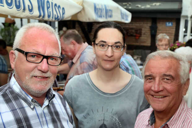 Bundestagsabgeordneter Wolfgang Hellmich zusammen mit der Wickeder SPD-Ortsvereinsvorsitzenden Inga Westermann und SPD-Fraktions-Chef Engelbert Gurka (von links) in Wickede ARCHIVFOTO: ANDREAS DUNKER